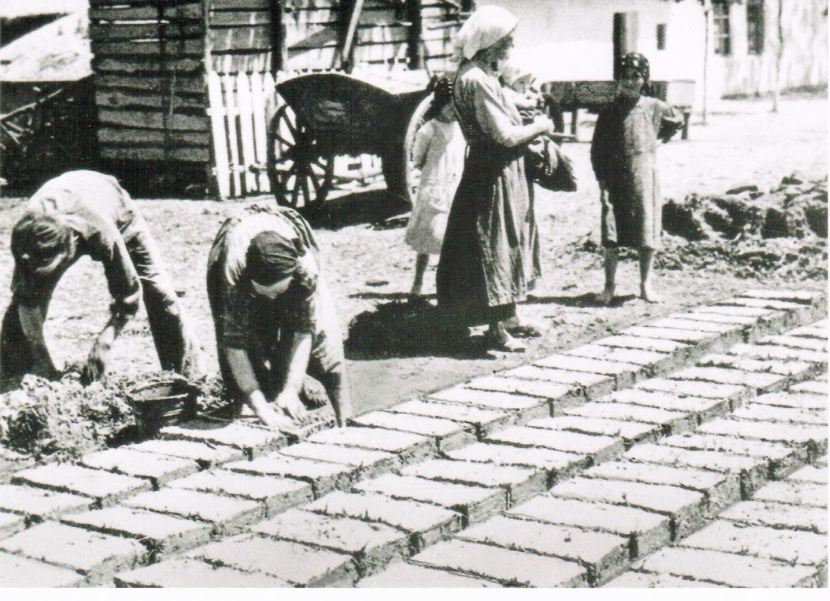 Frauen bei der Herstellung von Lehmziegel/Batzen